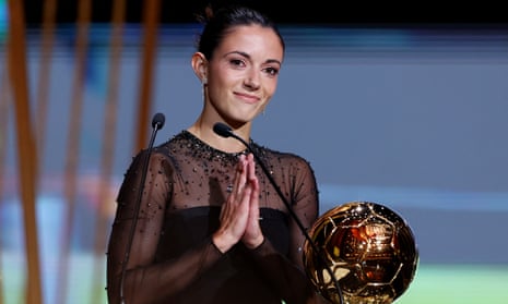Aitana Bonmatí hatte die Ehre, mit Lionel Messi fotografiert zu werden